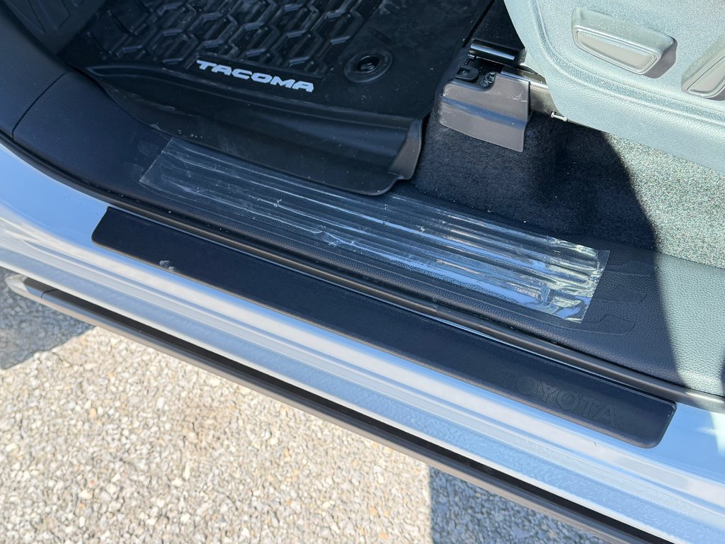 2026 Toyota TACOMA HYBRIDE LIMITED EDITION NOLS SPORT TOILE BOITE / MAGS ET PNEUS HORS ROUTE / LOGO NOIR in Thetford Mines, Quebec - 43 - w1024h768px