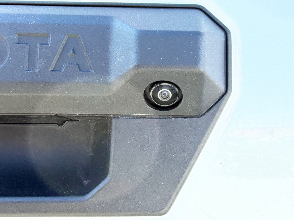 2026 Toyota TACOMA HYBRIDE LIMITED EDITION NOLS SPORT TOILE BOITE / MAGS ET PNEUS HORS ROUTE / LOGO NOIR in Thetford Mines, Quebec - 32 - w1024h768px