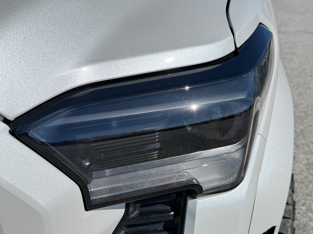 2026 Toyota TACOMA HYBRIDE LIMITED EDITION NOLS SPORT TOILE BOITE / MAGS ET PNEUS HORS ROUTE / LOGO NOIR in Thetford Mines, Quebec - 10 - w1024h768px