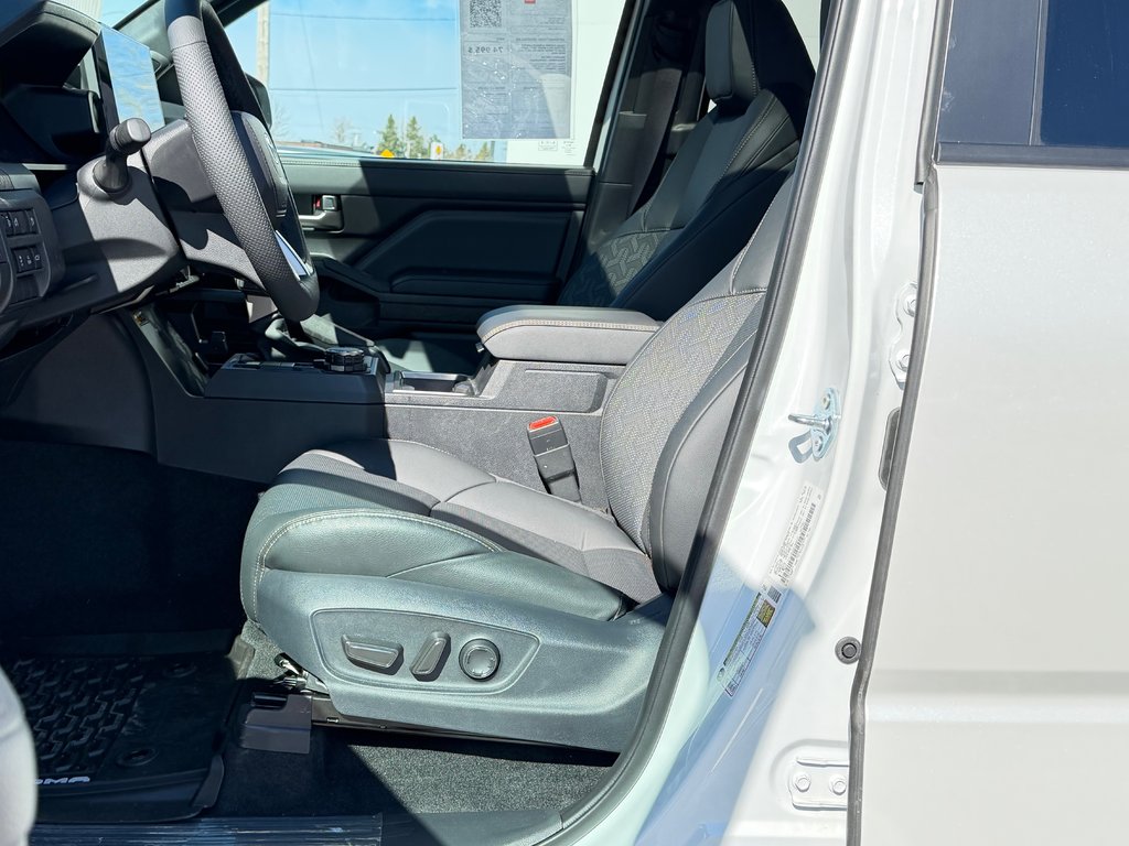 2026 Toyota TACOMA HYBRIDE LIMITED EDITION NOLS SPORT TOILE BOITE / MAGS ET PNEUS HORS ROUTE / LOGO NOIR in Thetford Mines, Quebec - 42 - w1024h768px