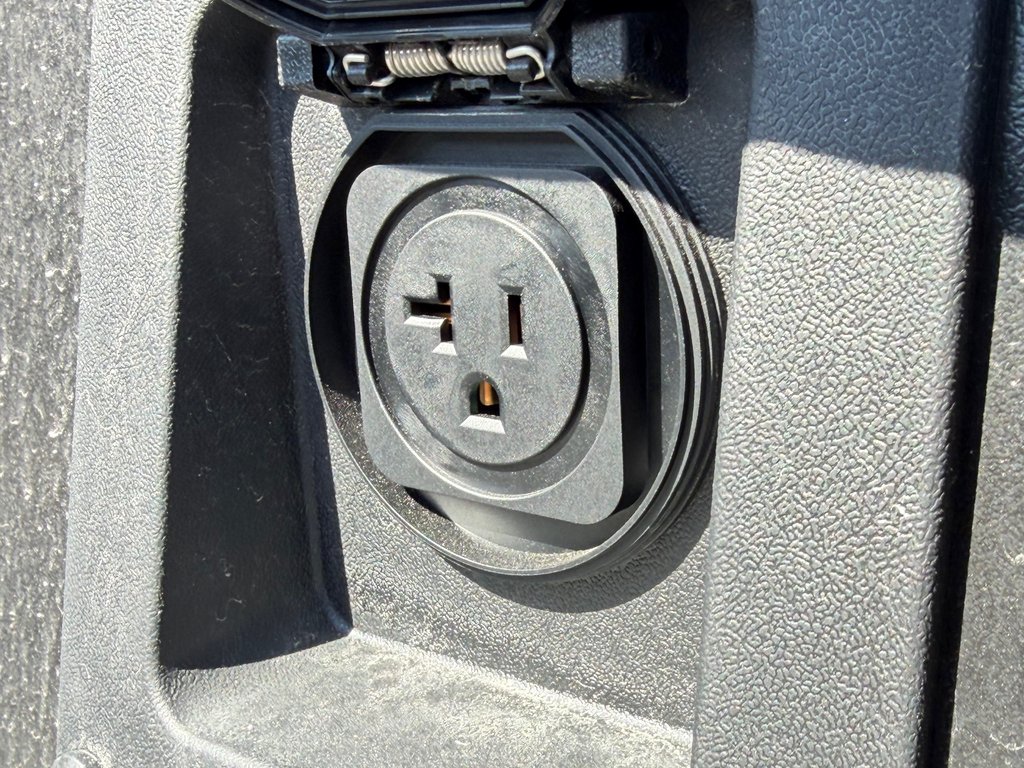 2026 Toyota TACOMA HYBRIDE LIMITED EDITION NOLS SPORT TOILE BOITE / MAGS ET PNEUS HORS ROUTE / LOGO NOIR in Thetford Mines, Quebec - 84 - w1024h768px