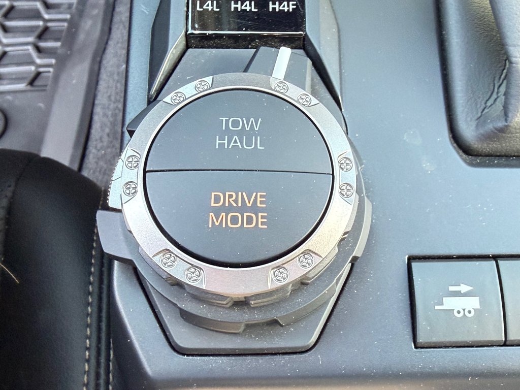 2026 Toyota TACOMA HYBRIDE LIMITED EDITION NOLS SPORT TOILE BOITE / MAGS ET PNEUS HORS ROUTE / LOGO NOIR in Thetford Mines, Quebec - 64 - w1024h768px