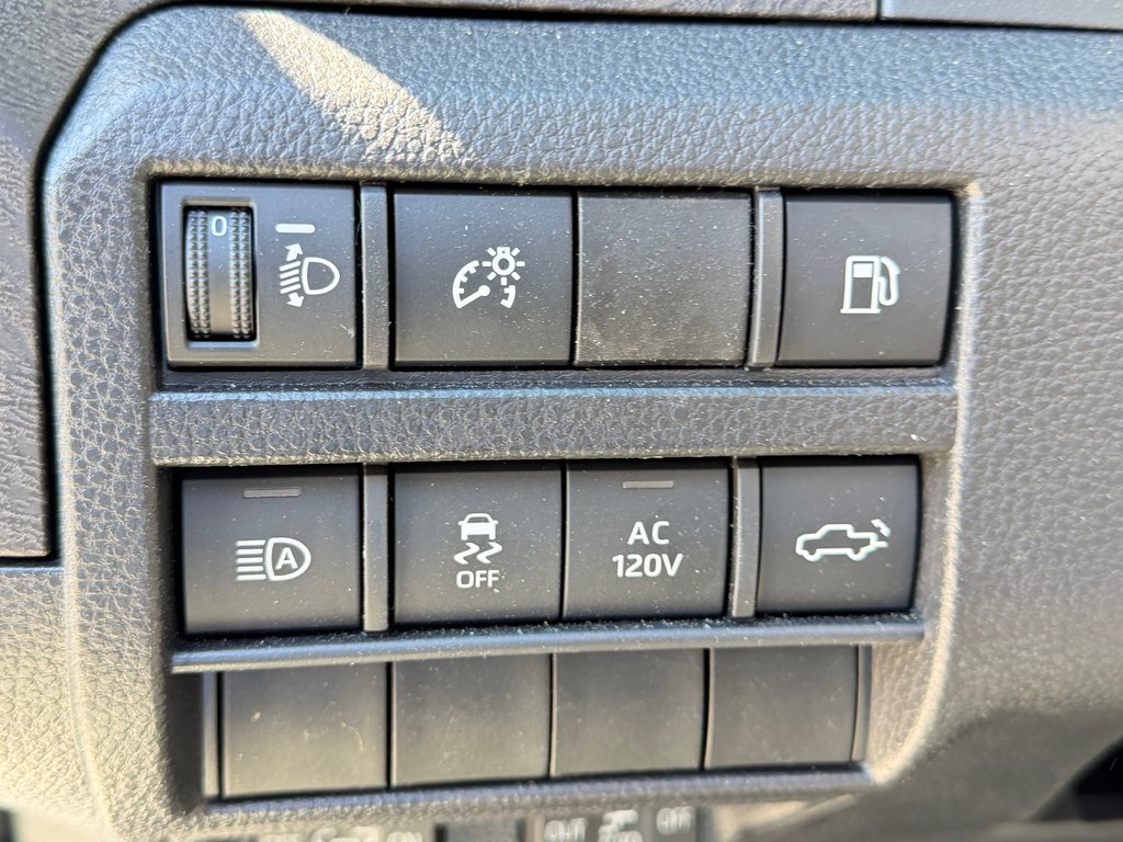 2026 Toyota TACOMA HYBRIDE LIMITED EDITION NOLS SPORT TOILE BOITE / MAGS ET PNEUS HORS ROUTE / LOGO NOIR in Thetford Mines, Quebec - 45 - w1024h768px