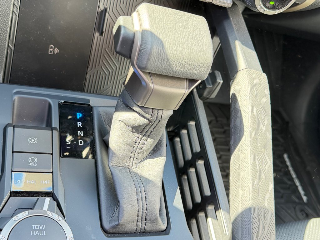 2026 Toyota TACOMA HYBRIDE LIMITED EDITION NOLS SPORT TOILE BOITE / MAGS ET PNEUS HORS ROUTE / LOGO NOIR in Thetford Mines, Quebec - 62 - w1024h768px