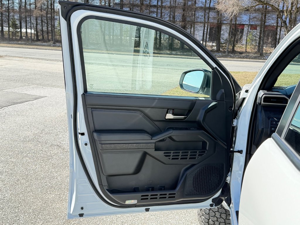 2026 Toyota TACOMA HYBRIDE LIMITED EDITION NOLS SPORT TOILE BOITE / MAGS ET PNEUS HORS ROUTE / LOGO NOIR in Thetford Mines, Quebec - 39 - w1024h768px