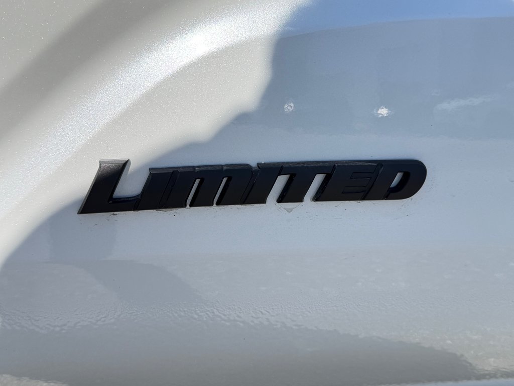2026 Toyota TACOMA HYBRIDE LIMITED EDITION NOLS SPORT TOILE BOITE / MAGS ET PNEUS HORS ROUTE / LOGO NOIR in Thetford Mines, Quebec - 24 - w1024h768px