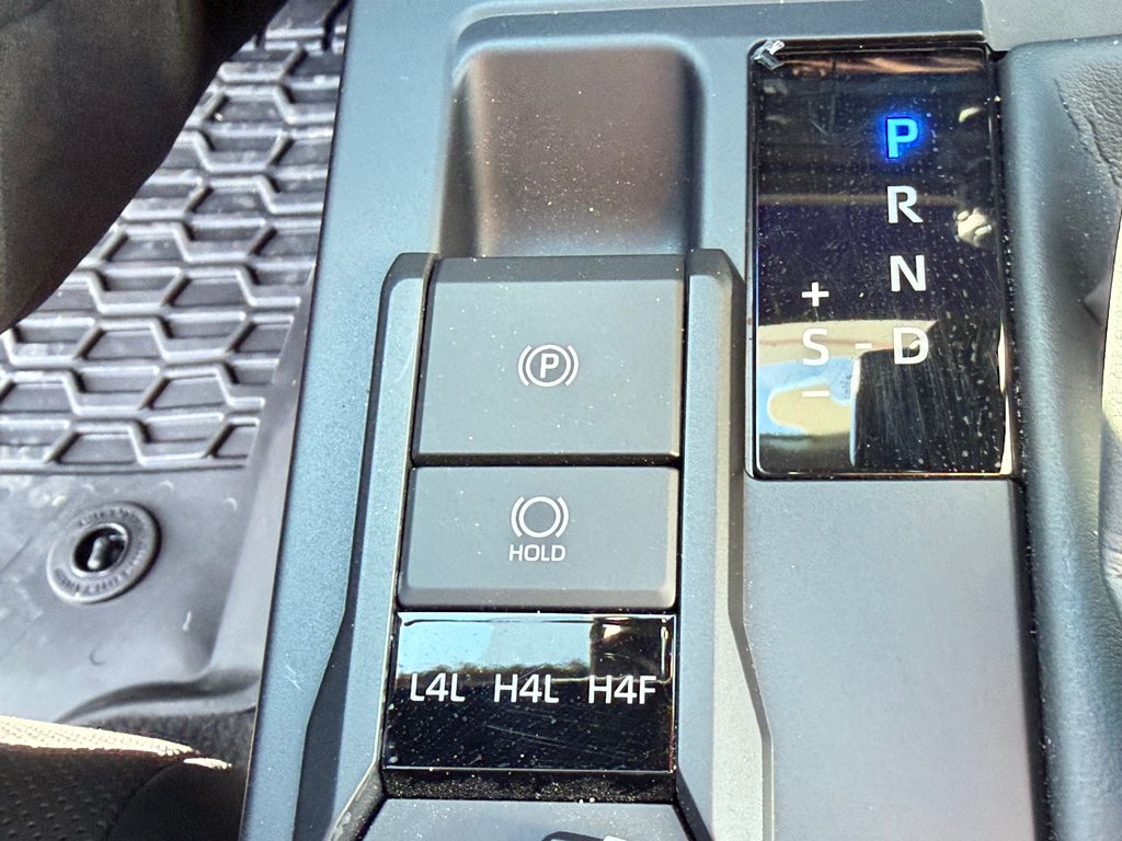 2026 Toyota TACOMA HYBRIDE LIMITED EDITION NOLS SPORT TOILE BOITE / MAGS ET PNEUS HORS ROUTE / LOGO NOIR in Thetford Mines, Quebec - 63 - w1024h768px