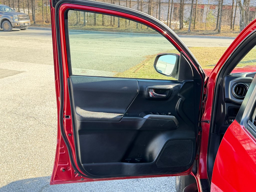 2016 Toyota Tacoma D-CAB / TRD SPORT / BOITE FIBRE ET +++++ / in Thetford Mines, Quebec - 33 - w1024h768px