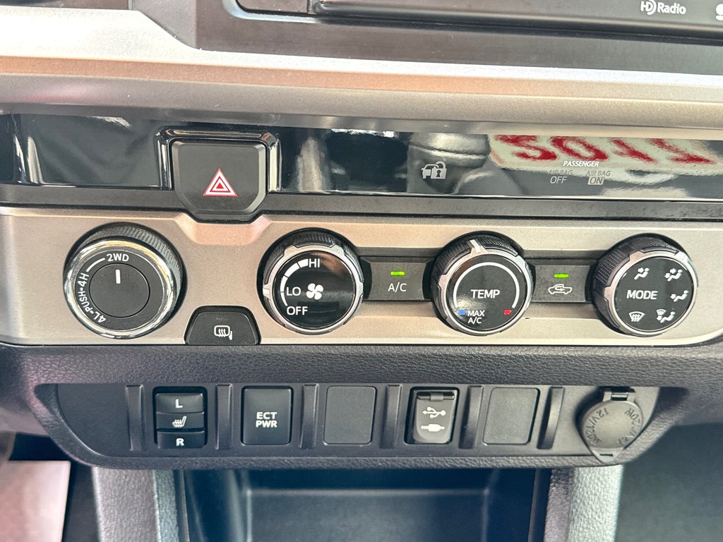 2017 Toyota Tacoma DOUBLE CAB SR5 4X4 + BOITE FIBRE / in Thetford Mines, Quebec - 46 - w1024h768px