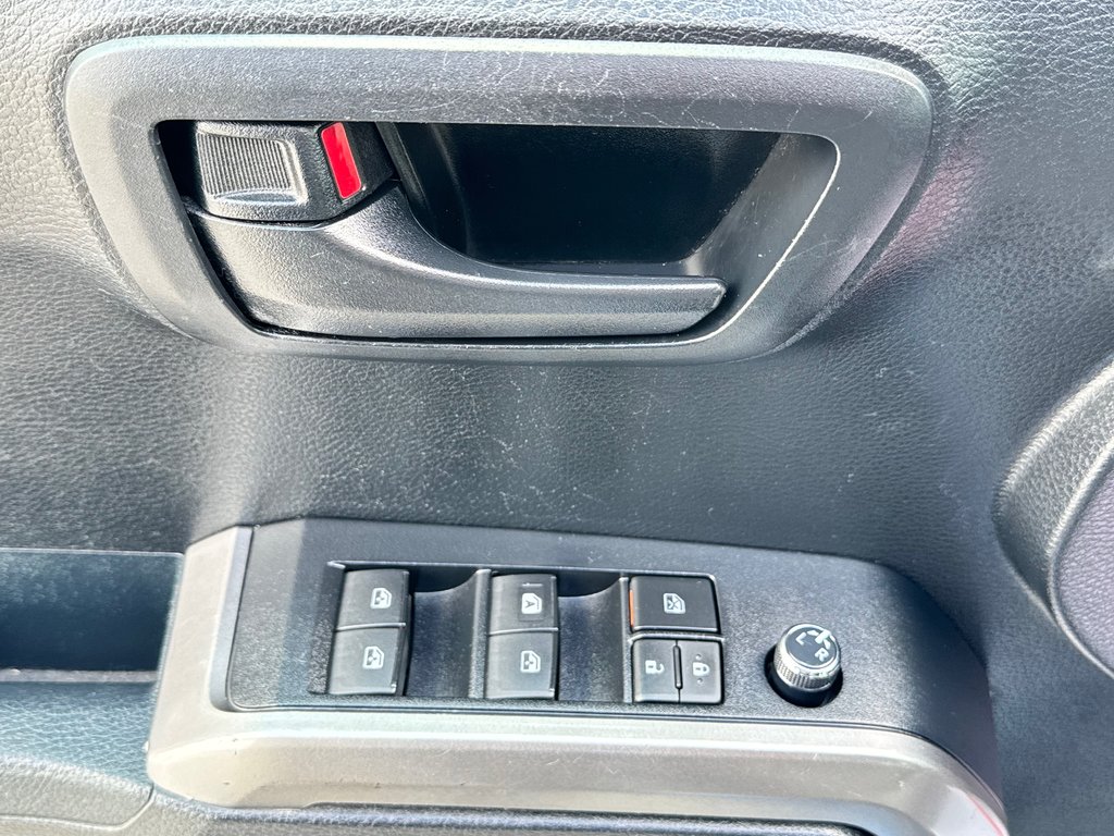 2017 Toyota Tacoma DOUBLE CAB SR5 4X4 + BOITE FIBRE / in Thetford Mines, Quebec - 29 - w1024h768px