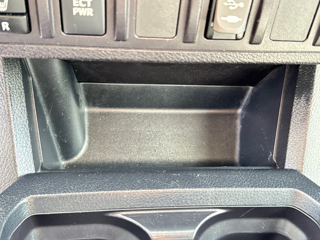 2017 Toyota Tacoma DOUBLE CAB SR5 4X4 + BOITE FIBRE / in Thetford Mines, Quebec - 49 - w1024h768px