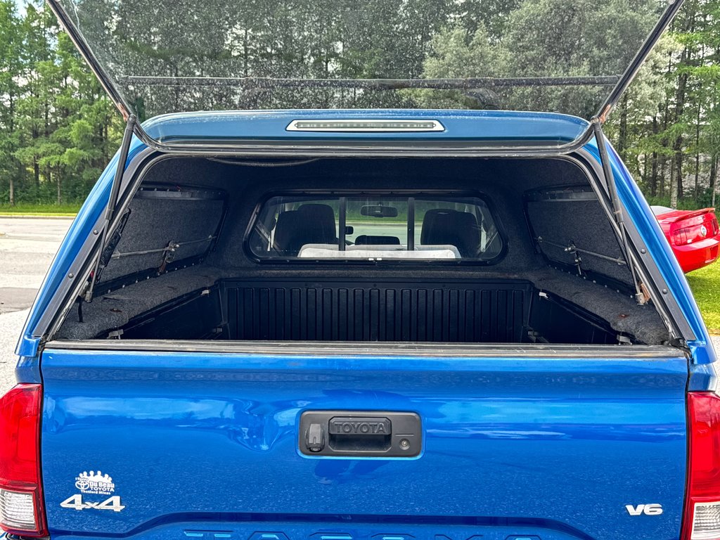 2017 Toyota Tacoma DOUBLE CAB SR5 4X4 + BOITE FIBRE / in Thetford Mines, Quebec - 69 - w1024h768px