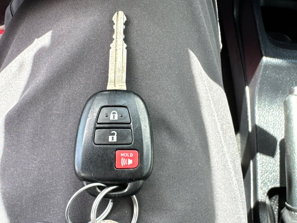 2017 Toyota Tacoma DOUBLE CAB SR5 4X4 + BOITE FIBRE / in Thetford Mines, Quebec - 60 - w1024h768px