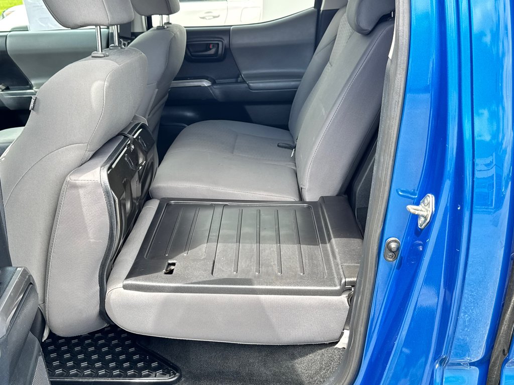 2017 Toyota Tacoma DOUBLE CAB SR5 4X4 + BOITE FIBRE / in Thetford Mines, Quebec - 63 - w1024h768px