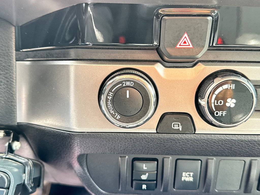 2017 Toyota Tacoma DOUBLE CAB SR5 4X4 + BOITE FIBRE / in Thetford Mines, Quebec - 47 - w1024h768px
