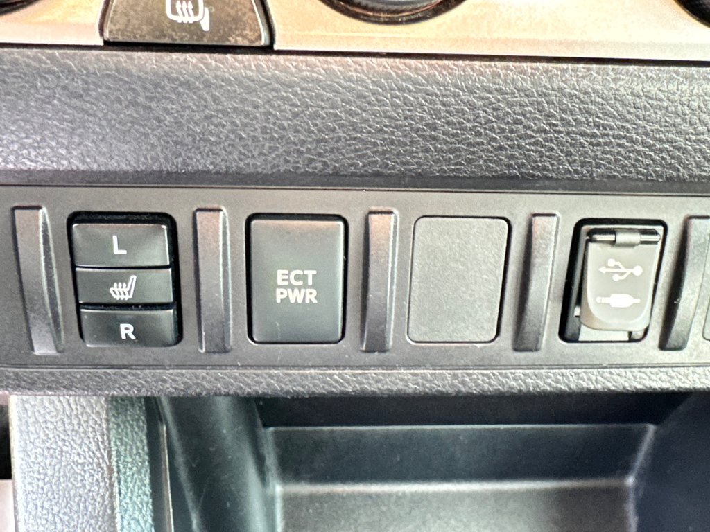 2017 Toyota Tacoma DOUBLE CAB SR5 4X4 + BOITE FIBRE / in Thetford Mines, Quebec - 48 - w1024h768px