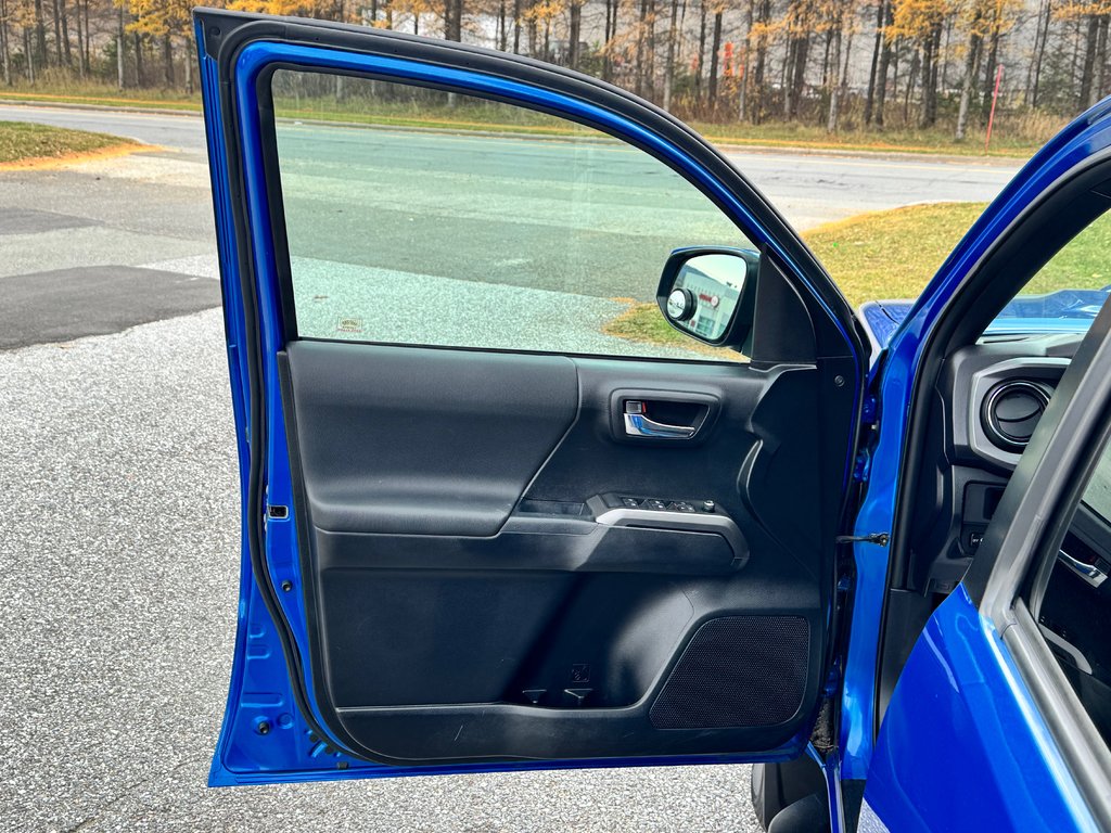 2017 Toyota Tacoma D-CAB TRD SPORT / MARCHEPIEDS / TOILE ET +++ / in Thetford Mines, Quebec - 29 - w1024h768px