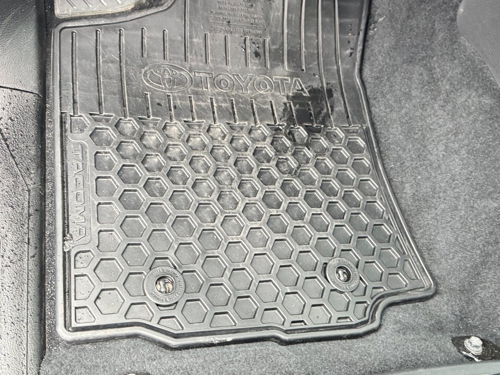 2022 Toyota Tacoma D-CAB TRD SPORT PREMIUM 4X4 / COULEUR TRÈS RARE / in Thetford Mines, Quebec - 42 - w1024h768px