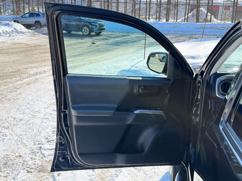 Toyota Tacoma D-CAB SR5 / PEA 28-10-26=100KM / MARCHEPIEDS / TOILE / 2022 à Thetford Mines, Québec - 26 - w1024h768px