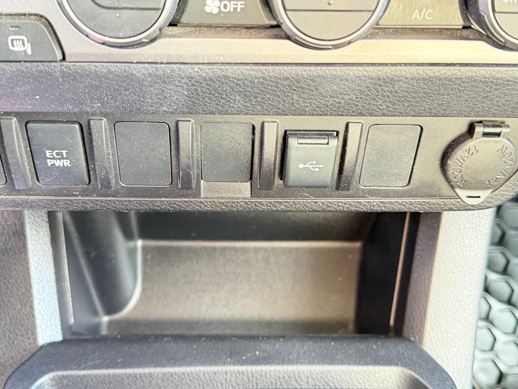 Toyota Tacoma D-CAB SR5 / PEA 28-10-26=100KM / MARCHEPIEDS / TOILE / 2022 à Thetford Mines, Québec - 45 - w1024h768px