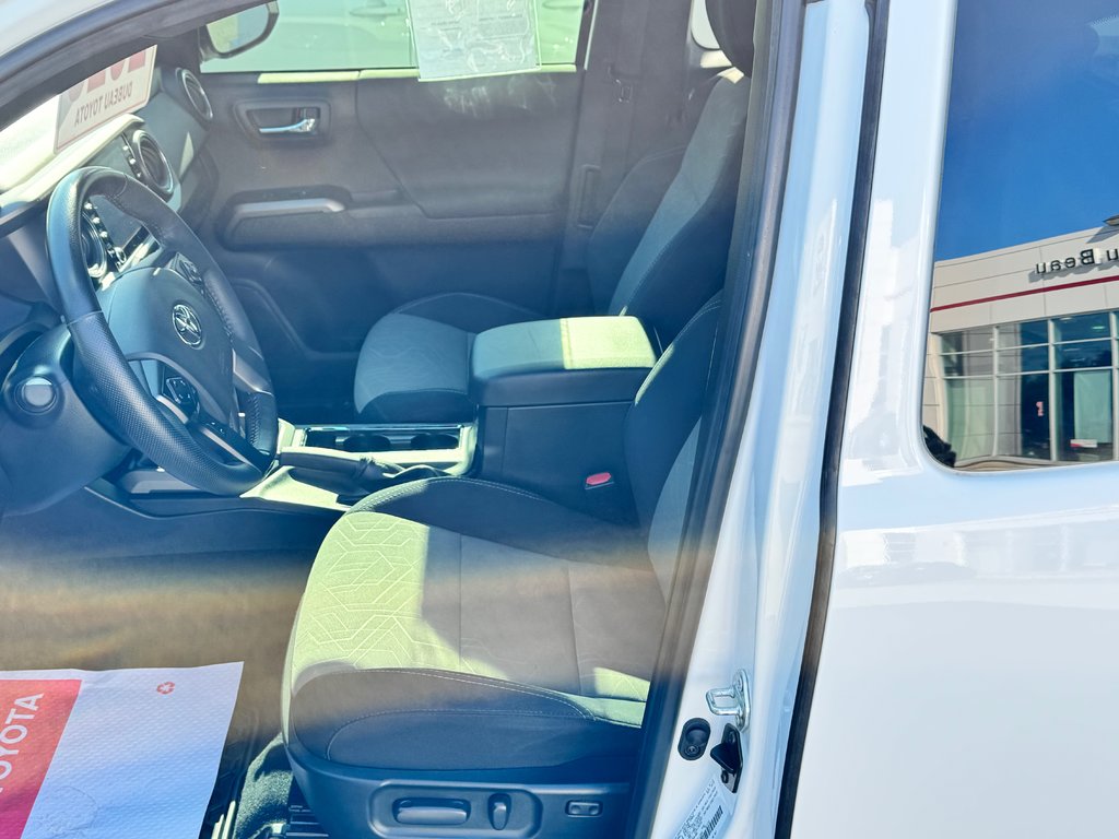 2023 Toyota Tacoma TRD OFFROAD MANUELLE / GPS / PNEUS NEUFS / TOILE / in Thetford Mines, Quebec - 30 - w1024h768px