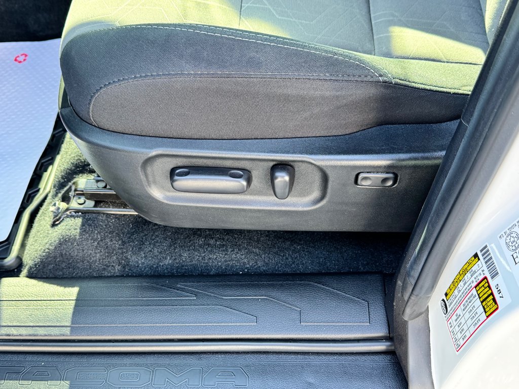 2023 Toyota Tacoma TRD OFFROAD MANUELLE / GPS / PNEUS NEUFS / TOILE / in Thetford Mines, Quebec - 33 - w1024h768px
