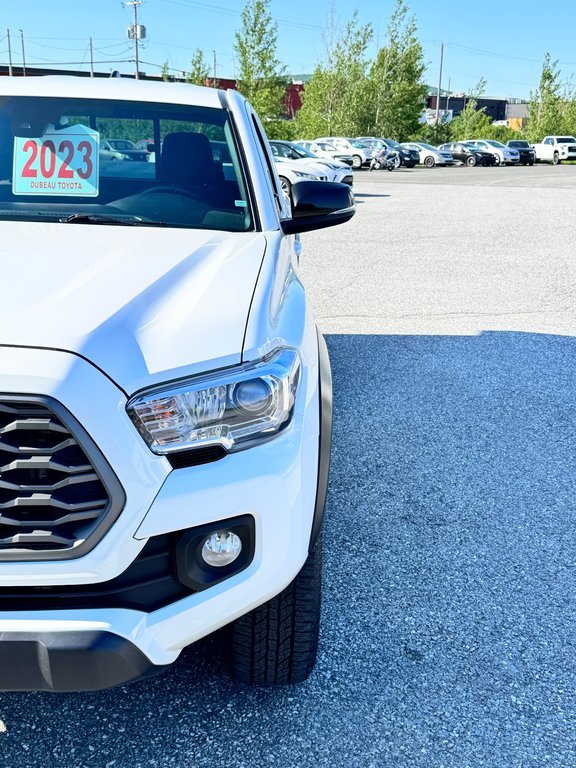 2023 Toyota Tacoma TRD OFFROAD MANUELLE / GPS / PNEUS NEUFS / TOILE / in Thetford Mines, Quebec - 10 - w1024h768px