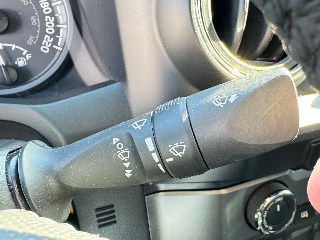 2023 Toyota Tacoma TRD OFFROAD MANUELLE / GPS / PNEUS NEUFS / TOILE / in Thetford Mines, Quebec - 44 - w1024h768px