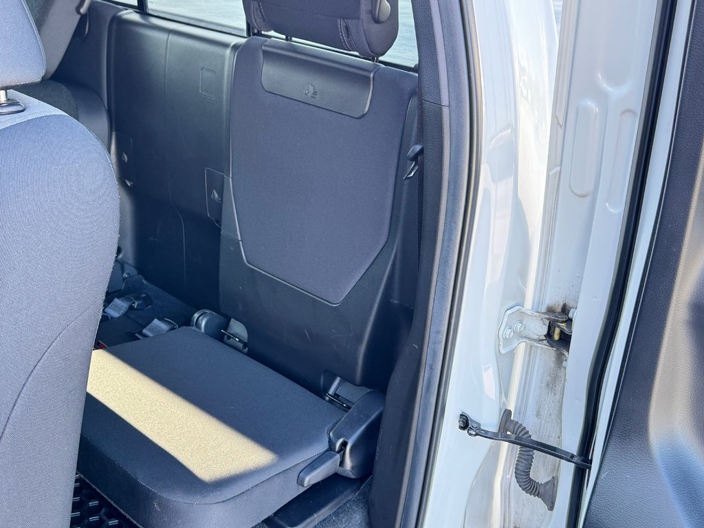 2023 Toyota Tacoma TRD OFFROAD MANUELLE / GPS / PNEUS NEUFS / TOILE / in Thetford Mines, Quebec - 64 - w1024h768px