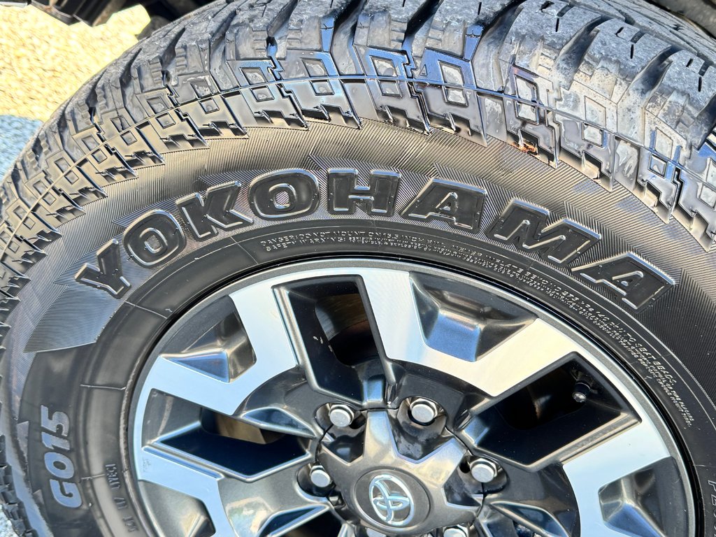 2023 Toyota Tacoma TRD OFFROAD MANUELLE / GPS / PNEUS NEUFS / TOILE / in Thetford Mines, Quebec - 17 - w1024h768px