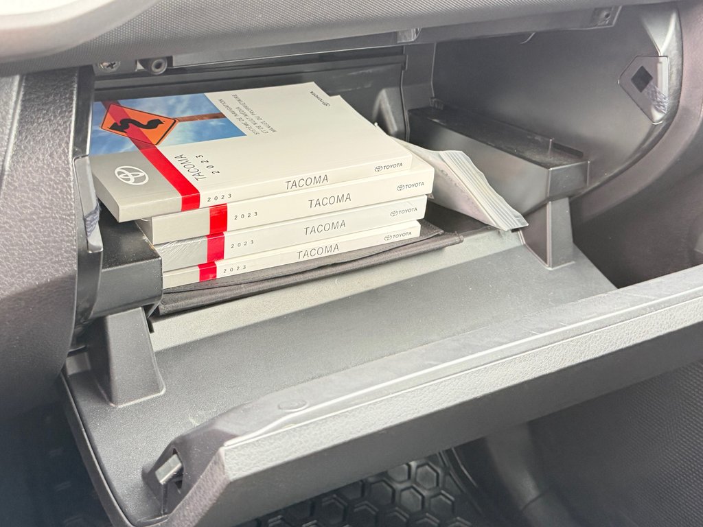 2023 Toyota Tacoma TRD OFF ROAD 4X4 / 20.400KM / PEA 30-03-28=100KM / in Thetford Mines, Quebec - 57 - w1024h768px