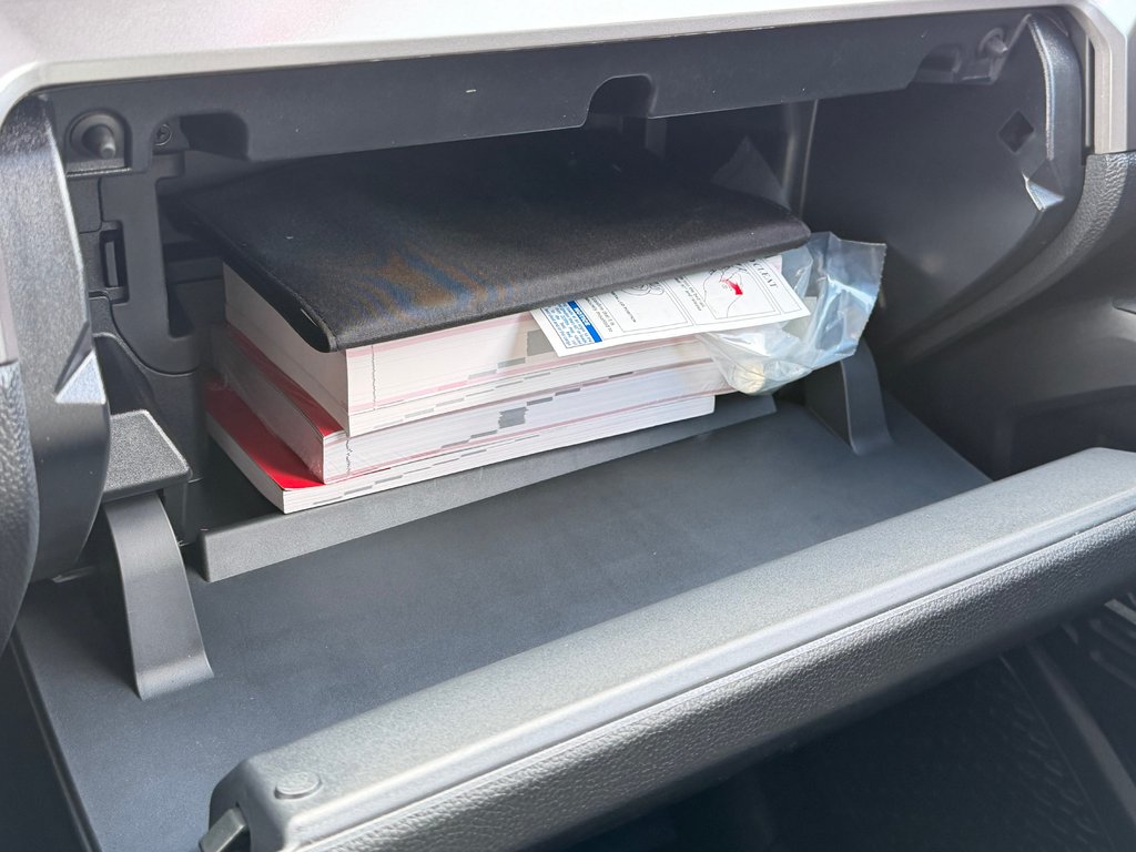 2025 Toyota Tacoma ** MC FLY EDITION ** 13 000 $ AJOUTS / RACK ARRIÈRE / LUMIERES / LIFT KIT / PNEUS ET MAGS HORS ROUTE in Thetford Mines, Quebec - 57 - w1024h768px