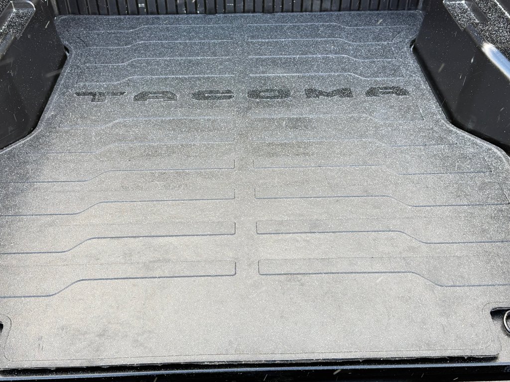 2025 Toyota Tacoma ** MC FLY EDITION ** 13 000 $ AJOUTS / RACK ARRIÈRE / LUMIERES / LIFT KIT / PNEUS ET MAGS HORS ROUTE in Thetford Mines, Quebec - 68 - w1024h768px