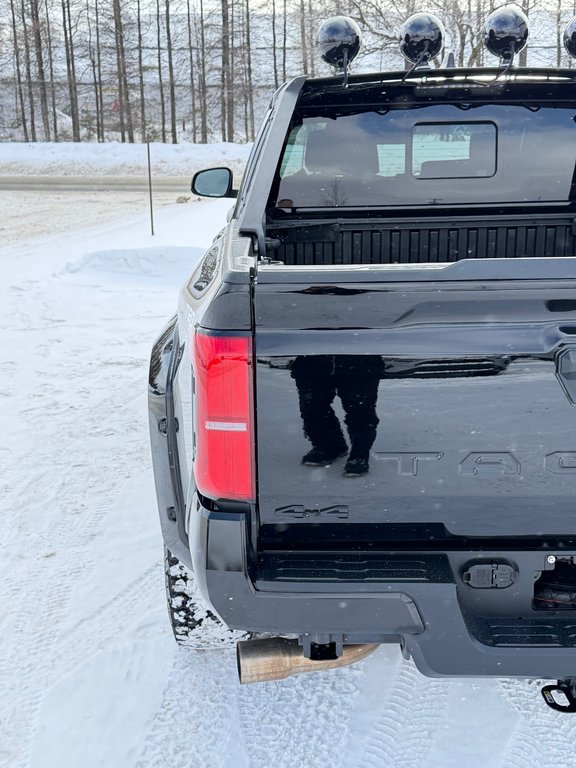 2025 Toyota Tacoma ** MC FLY EDITION ** 13 000 $ AJOUTS / RACK ARRIÈRE / LUMIERES / LIFT KIT / PNEUS ET MAGS HORS ROUTE in Thetford Mines, Quebec - 24 - w1024h768px