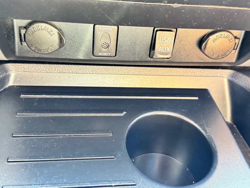 2017 Toyota Tundra CREWMAX 1794 / RECONSTRUIT / AUCUN FINANCEMENT / in Thetford Mines, Quebec - 60 - w1024h768px
