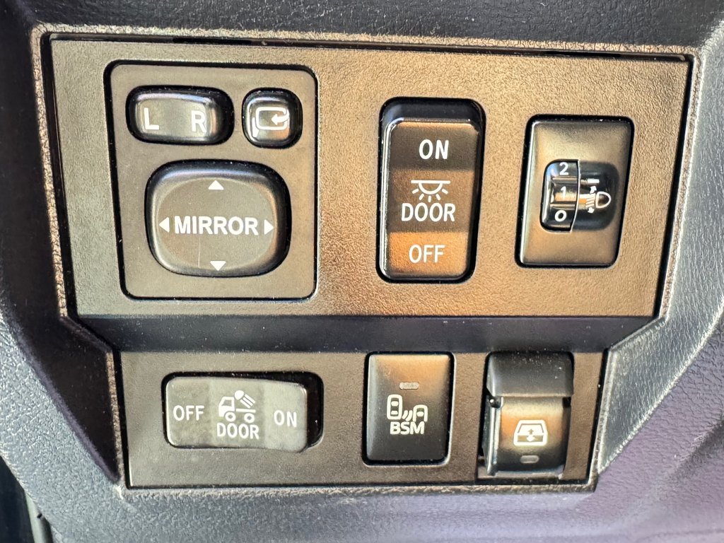 2017 Toyota Tundra CREWMAX 1794 / RECONSTRUIT / AUCUN FINANCEMENT / in Thetford Mines, Quebec - 45 - w1024h768px