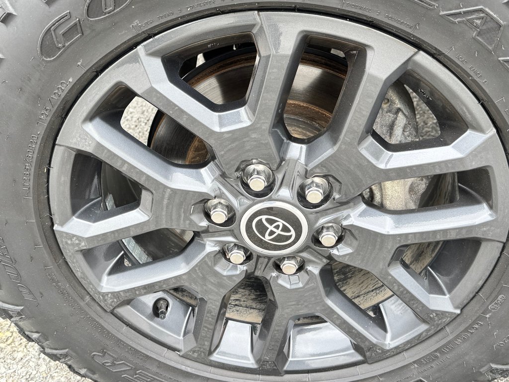 Toyota Tundra PLATINUM HYBRIDE / TOWING PACKAGE / LIFT KIT + PNEUS WRANGLER / ATTACHE SELETTE 2023 à Thetford Mines, Québec - 15 - w1024h768px
