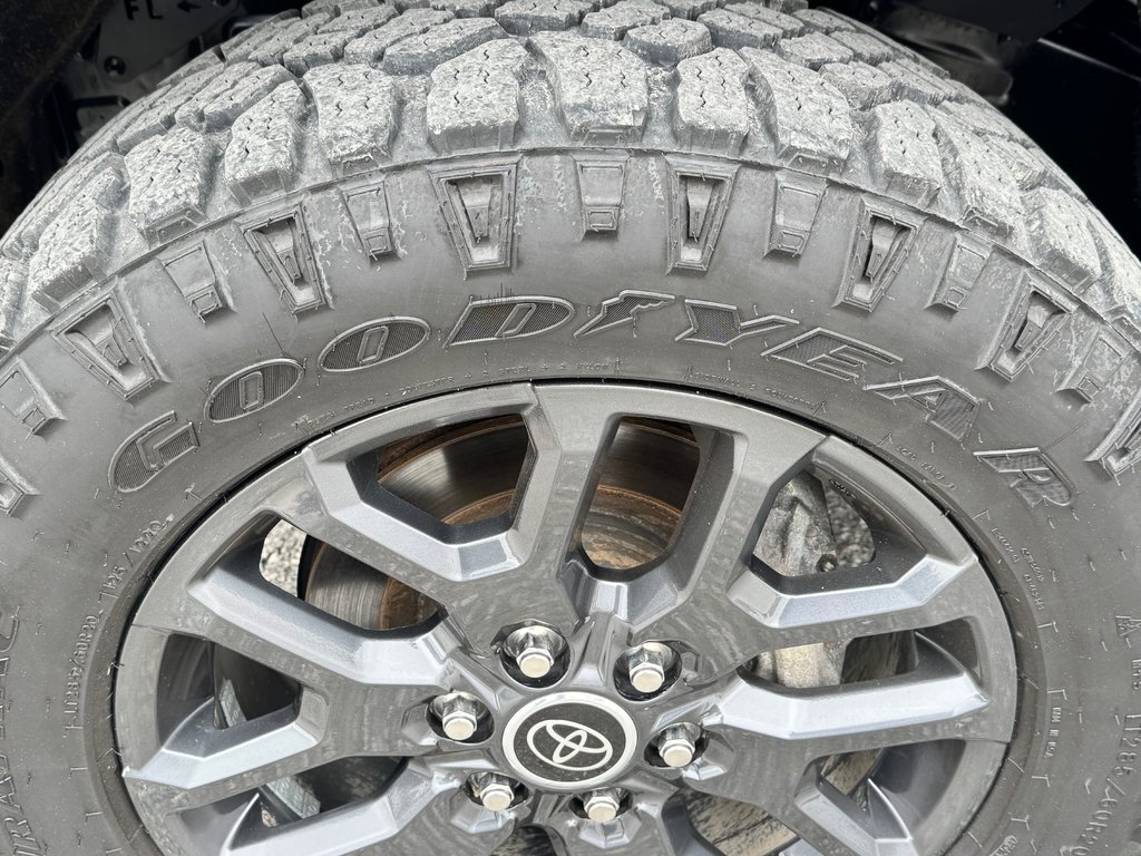 Toyota Tundra PLATINUM HYBRIDE / TOWING PACKAGE / LIFT KIT + PNEUS WRANGLER / ATTACHE SELETTE 2023 à Thetford Mines, Québec - 16 - w1024h768px
