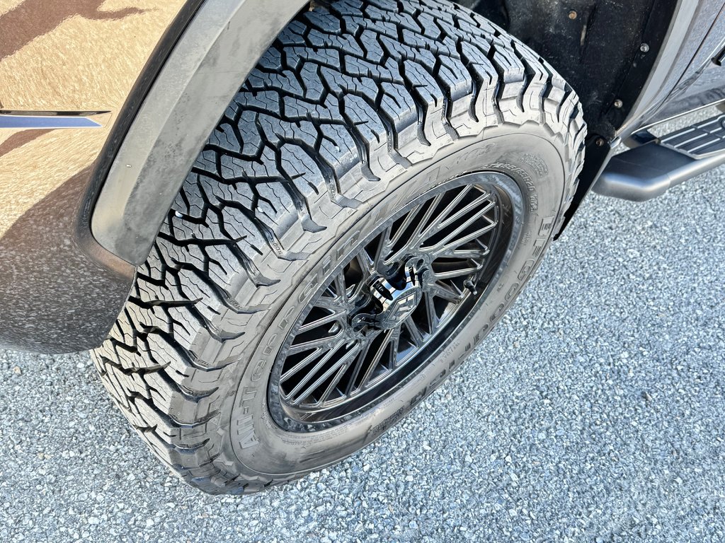 2023 Toyota Tundra PATINUM 1794 HYBRID / LIFT KIT / CHROME DELETE / PEA 200 000 km / SUSPENSION RENFORCI - BALLON / PNEUS NEUF KO3 in Thetford Mines, Quebec - 15 - w1024h768px