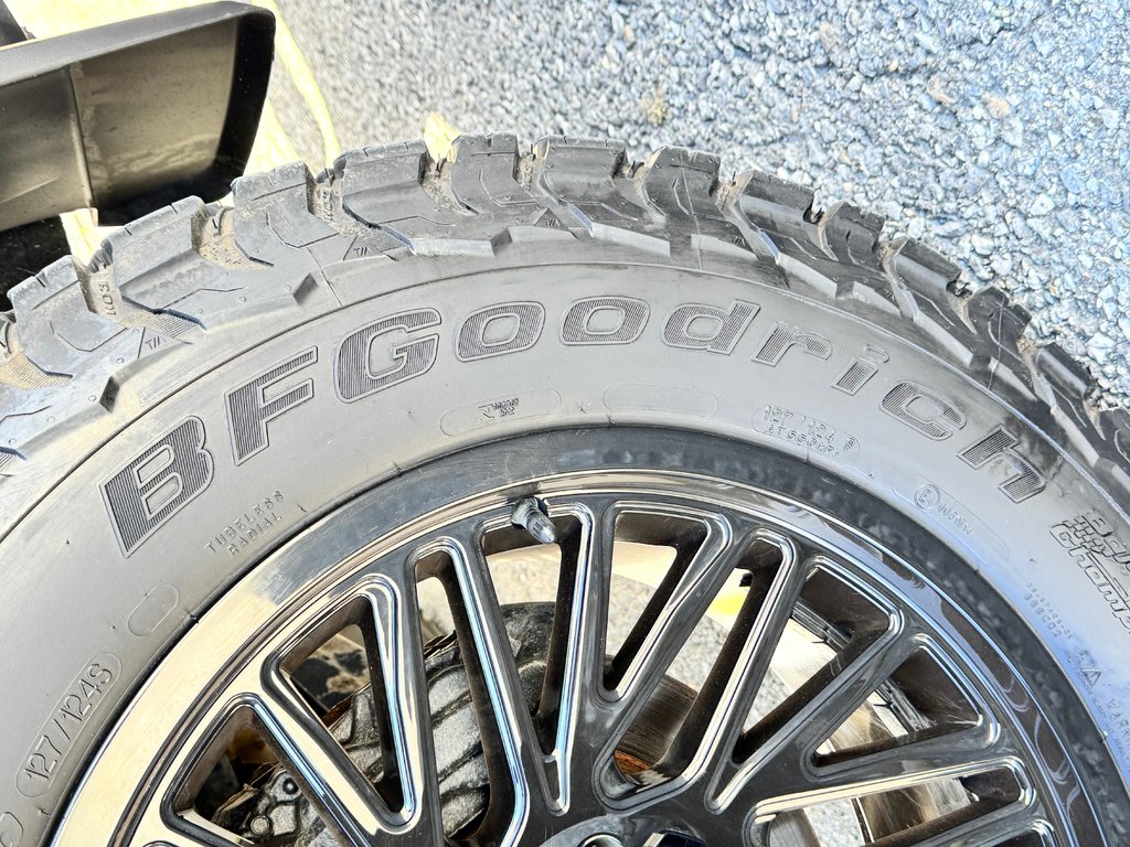 2023 Toyota Tundra PATINUM 1794 HYBRID / LIFT KIT / CHROME DELETE / PEA 200 000 km / SUSPENSION RENFORCI - BALLON / PNEUS NEUF KO3 in Thetford Mines, Quebec - 17 - w1024h768px