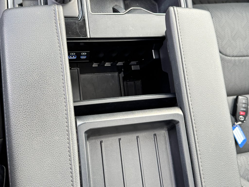 Toyota Tundra LIMITED NIGHTSHADE / CREWMAX BOITE 6.5 PIEDS / TOILE DE BOITE / JAMAIS ACCIDENTÉ 2024 à Thetford Mines, Québec - 59 - w1024h768px