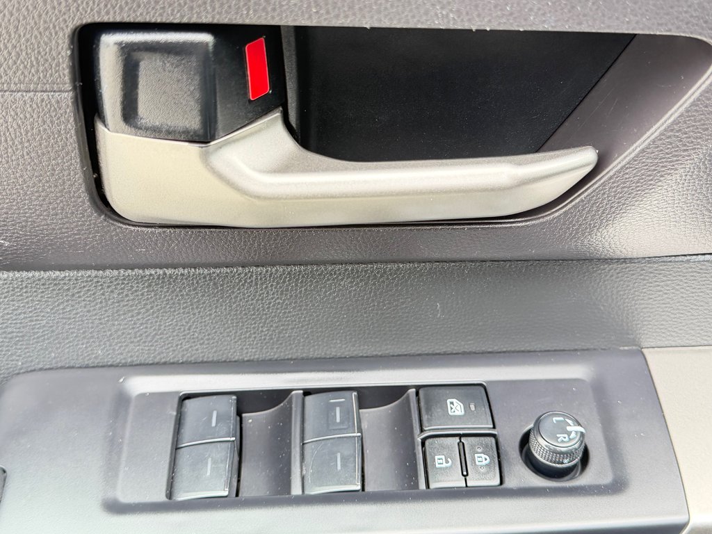 2024 Toyota Tundra SR5 DOUBLE CAB 4X4 / PRIX IMBATTABLE / in Thetford Mines, Quebec - 30 - w1024h768px
