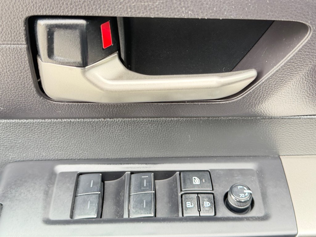 2024 Toyota Tundra SR5 / DOUBLECAB / MAGS + PNEUS HORS ROUTE / in Thetford Mines, Quebec - 31 - w1024h768px