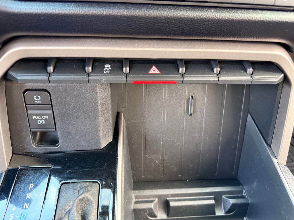 Toyota Tundra SR5 / DOUBLECAB / MAGS + PNEUS HORS ROUTE / 2024 à Thetford Mines, Québec - 28 - w1024h768px
