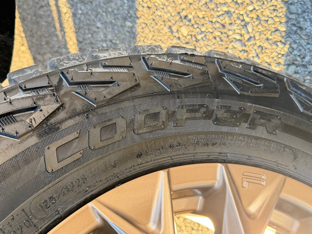 Toyota Tundra LIMITED NIGHTSHADE  / LIFT KIT / TOILE DE BOITE TOYOTA / MAGS FUEL ET PNEUS COOPER  / 2026 à Thetford Mines, Québec - 18 - w1024h768px