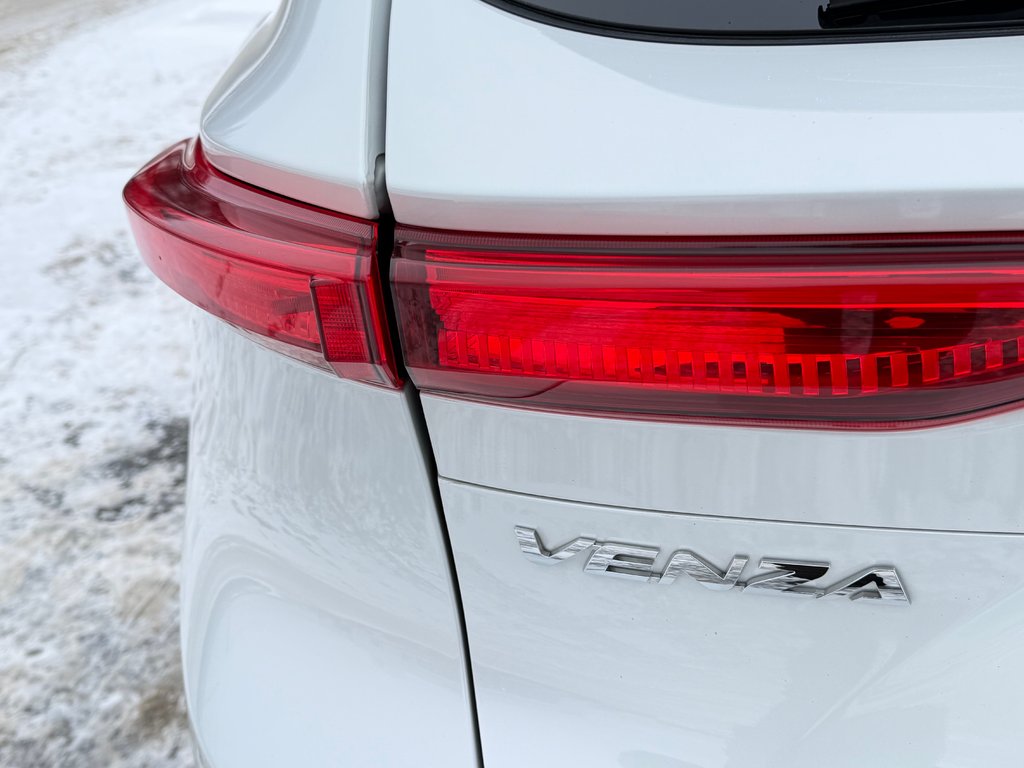 Toyota Venza LIMITED AWD / PEA 20-07-27=100KM / LA TOTALE !!! / 2023 à Thetford Mines, Québec - 23 - w1024h768px