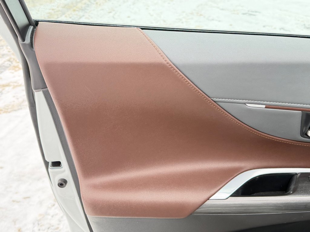 Toyota Venza LIMITED AWD / PEA 20-07-27=100KM / LA TOTALE !!! / 2023 à Thetford Mines, Québec - 32 - w1024h768px