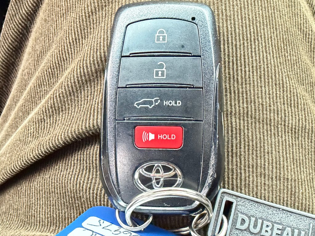 Toyota Venza LIMITED AWD / PEA 20-07-27=100KM / LA TOTALE !!! / 2023 à Thetford Mines, Québec - 56 - w1024h768px