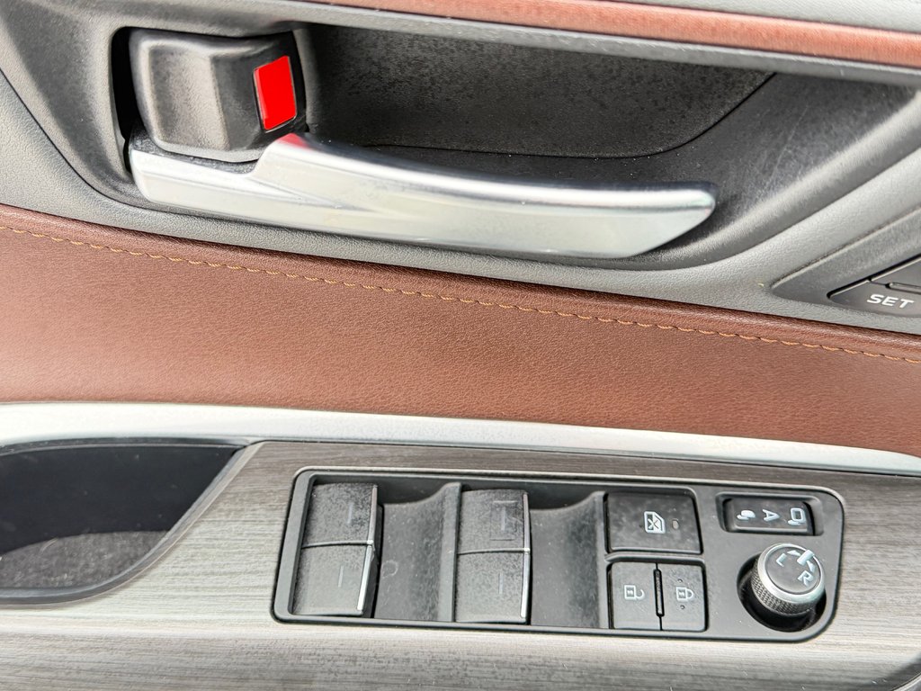 Toyota Venza LIMITED AWD / PEA 20-07-27=100KM / LA TOTALE !!! / 2023 à Thetford Mines, Québec - 30 - w1024h768px