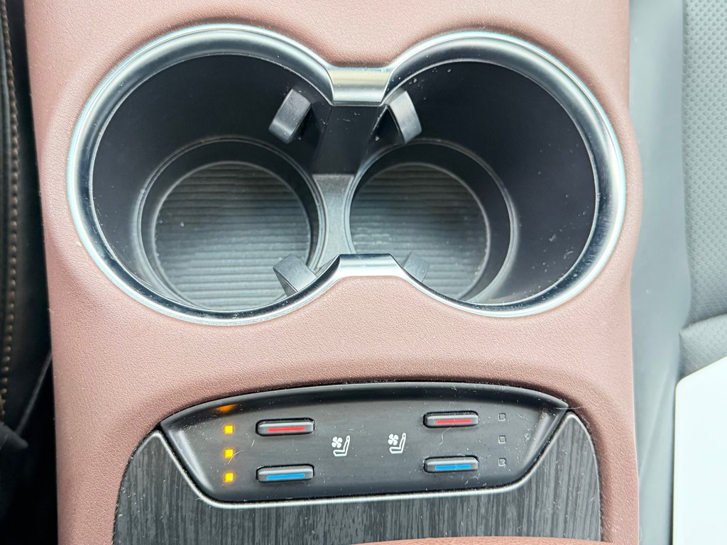 Toyota Venza LIMITED AWD / PEA 20-07-27=100KM / LA TOTALE !!! / 2023 à Thetford Mines, Québec - 52 - w1024h768px